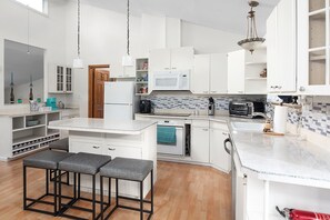 Fridge, microwave, oven, stovetop - Spacious 4 bdrm home, Close to Lake, Wine, Downtown, Kid Friendly, Self Checkin (Geneva)