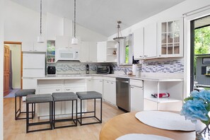 Fridge, microwave, oven, stovetop - Spacious 4 bdrm home, Close to Lake, Wine, Downtown, Kid Friendly, Self Checkin (Geneva)