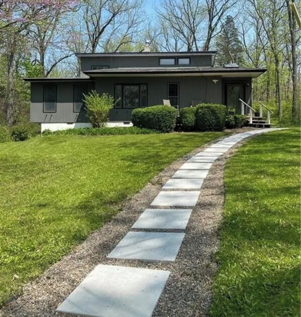 Exterior - Spacious 4 bdrm home, Close to Lake, Wine, Downtown, Kid Friendly, Self Checkin (Geneva)