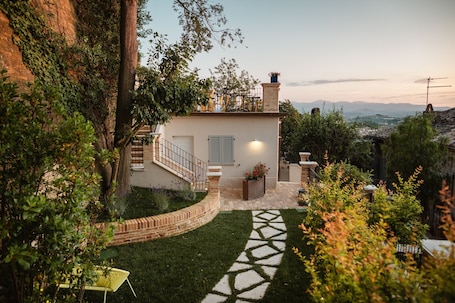 Exterior. OGNISSANTI GUESTHOUSE - HISTORICAL CENTRE ROOM, Double room with private bathroom