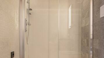 Shower, hair dryer, bidet, towels