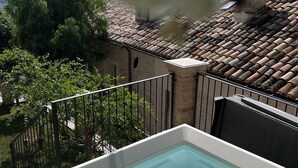 Een dakzwembad met een helder uitzicht op de omliggende architectuur en begroeiing.