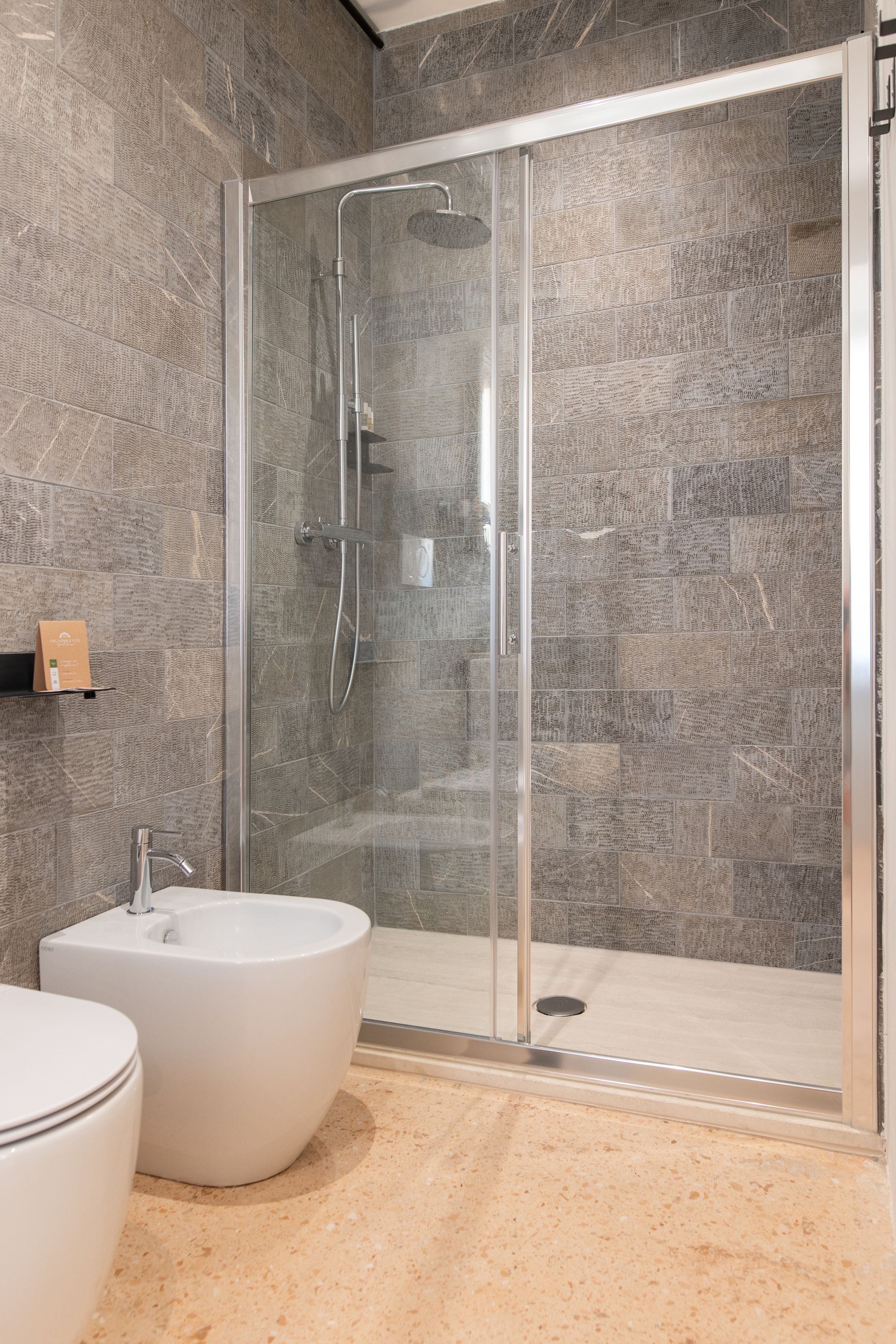 Doccia, asciugacapelli, bidet, asciugamani