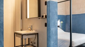 A modern bathroom with a wooden ceiling, a large mirror, a sink, and a bed with a canopy. - OGNISSANTI GUESTHOUSE - SEA ROOM, Double-bed room with private bathroom (Fermo)