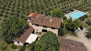 An aerial view of a property with a large building, a swimming pool, and surrounding vegetation. - Deliziosa Camera in Agriturismo a 7 km da Firenze (Toscana)