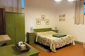 1 soverom, strykejern/-brett, internettilgang og sengetøy