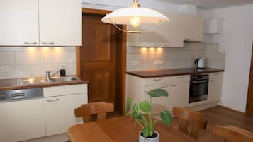 Căn hộ | Bếp riêng | Ấm điện, lò nướng bánh mì, ghế cao cho trẻ em