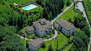 A large estate with multiple buildings, a swimming pool, and a well-maintained garden. - Apartment in Tuscany With Pool & Golf Access (Gambassi Terme)