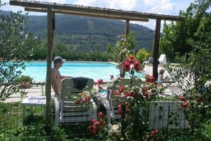Una piscina al aire libre