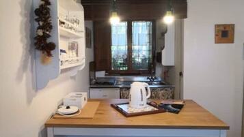 Frigorifero, microonde, piano cottura, macchina per tè/caffè