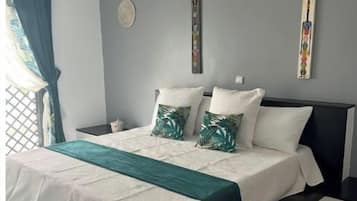 2 slaapkamers, een bureau, een strijkplank/strijkijzer, reisbedje