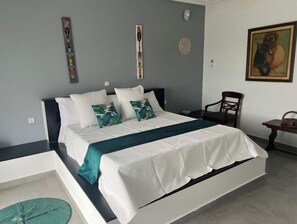 2 makuuhuonetta, työpöytä, silitysrauta/-lauta, vauvan matkasänky