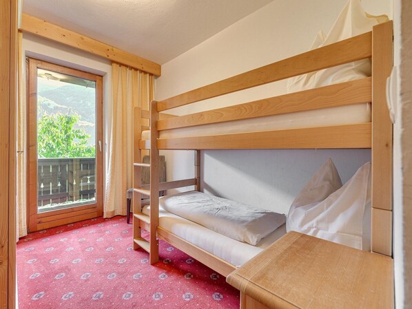 Apartment | 4 bedrooms, individually furnished, bed sheets