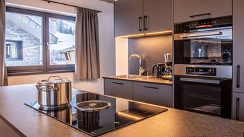 Hus | Eget kjøkken | Brødrister og høy barnestol