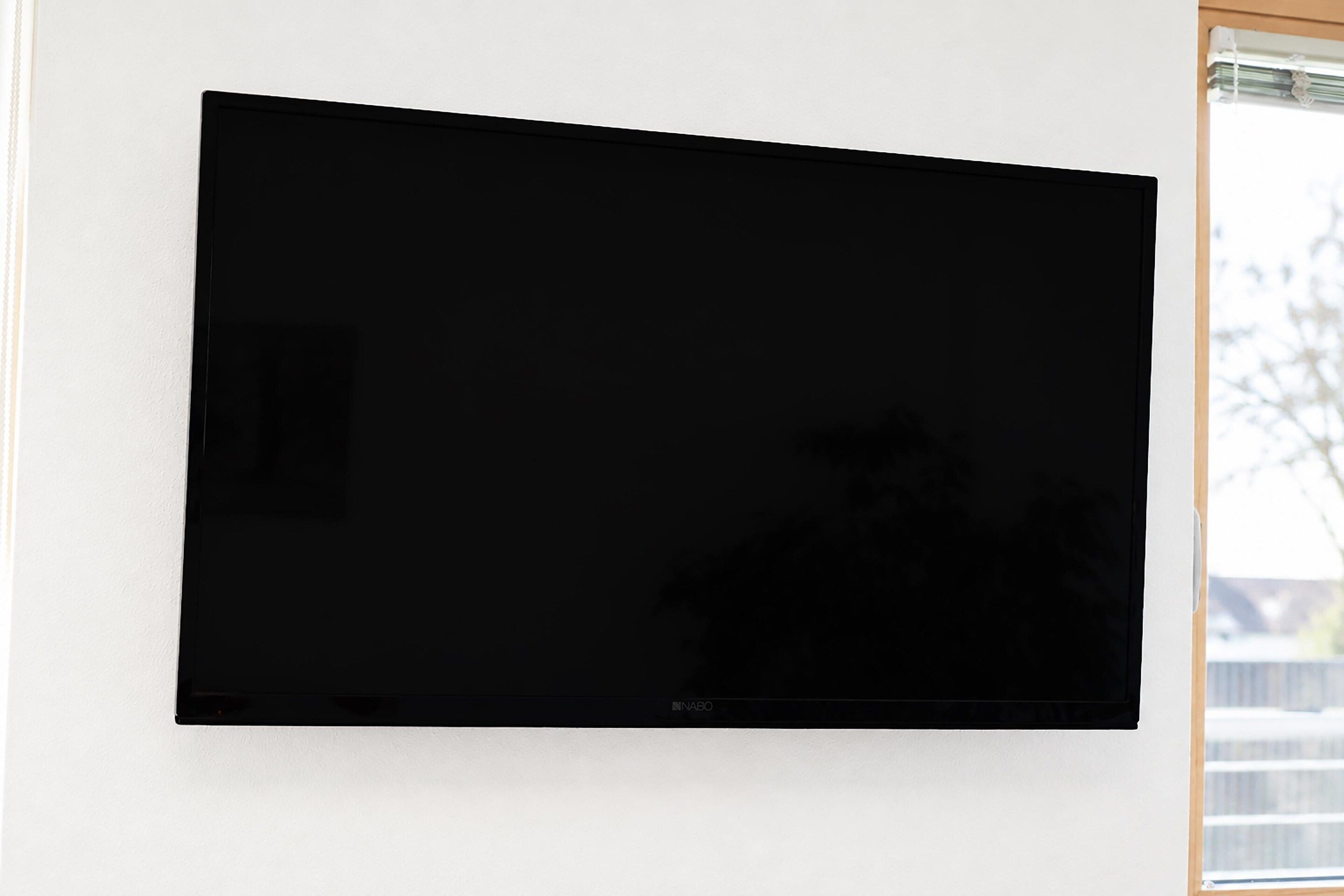 Ein Flachbildfernseher an der Wand befestigt.