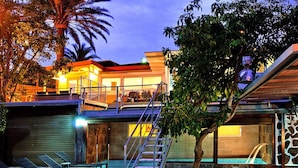 A modern house with a pool, a staircase, and a balcony. - Villa With Pool and Beautiful Architecture (Ingenio)