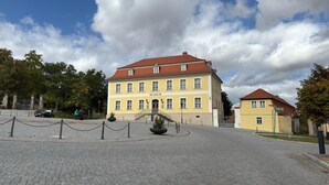 A historic building with a yellow facade and red roof, labeled as a museum. - Ferienwohnung im Zentrum von Ballenstedt (Ballenstedt)
