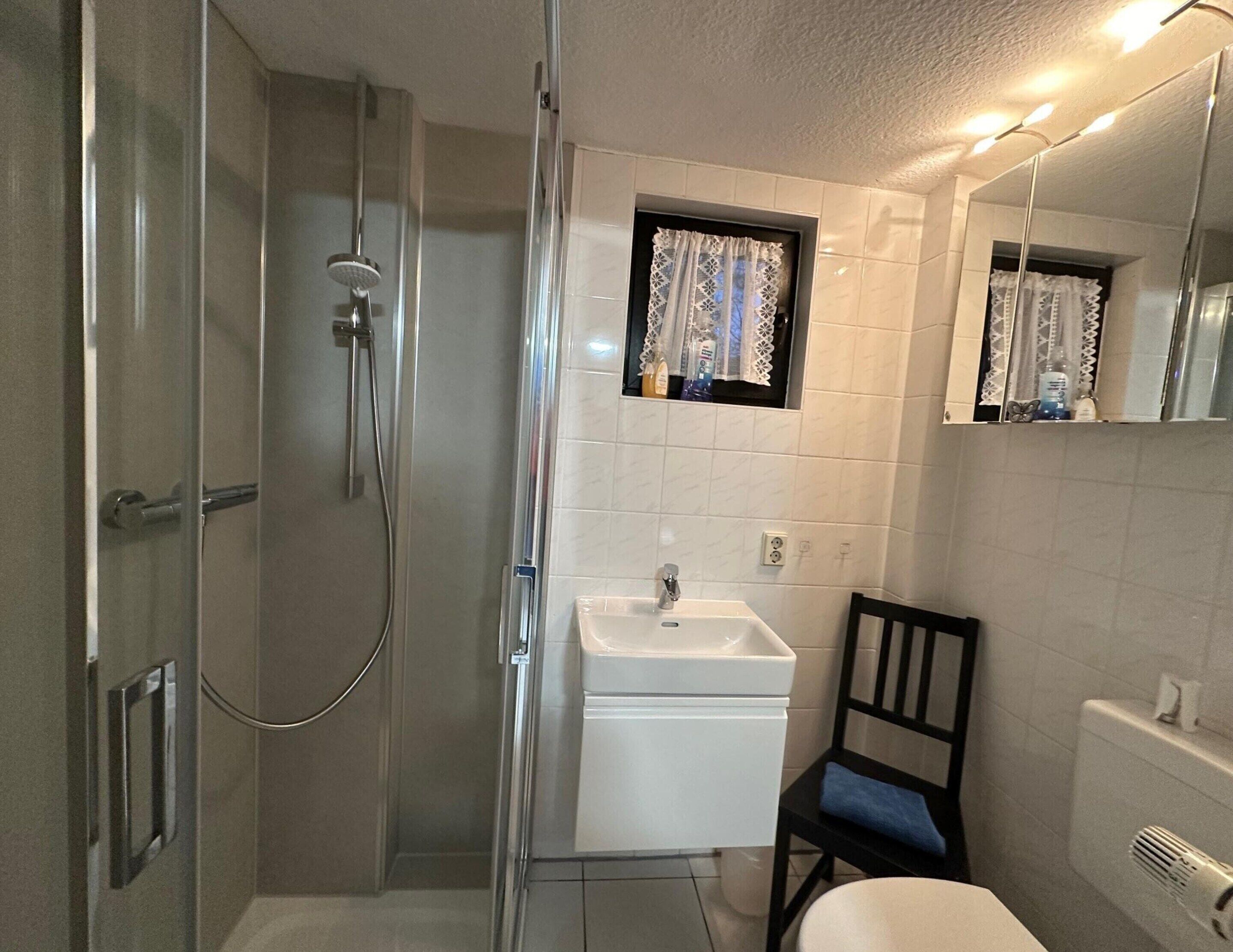 Une salle de bain avec une douche, un lavabo et des toilettes.