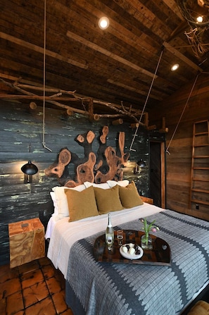 Free WiFi, bed sheets - The Treehouse at Lakeside Pointe (Northport)