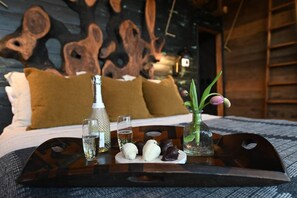 Free WiFi, bed sheets - The Treehouse at Lakeside Pointe (Northport)