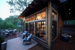 Outdoor dining - The Treehouse at Lakeside Pointe (Northport)