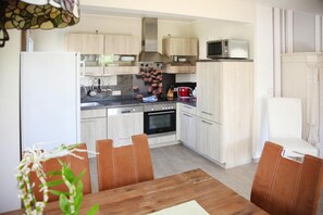 Nhà | Bếp riêng | Ấm điện, lò nướng bánh mì, ghế cao cho trẻ em 