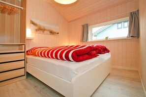 3 habitaciones, muebles diferentes y tabla de planchar con plancha 