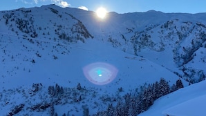 A snow-covered mountain landscape with a clear sky and the sun shining. - Chalet in Zillertal Near Hochzillertal Ski Area (Zellberg)