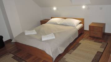 1 habitación, muebles diferentes y ropa de cama