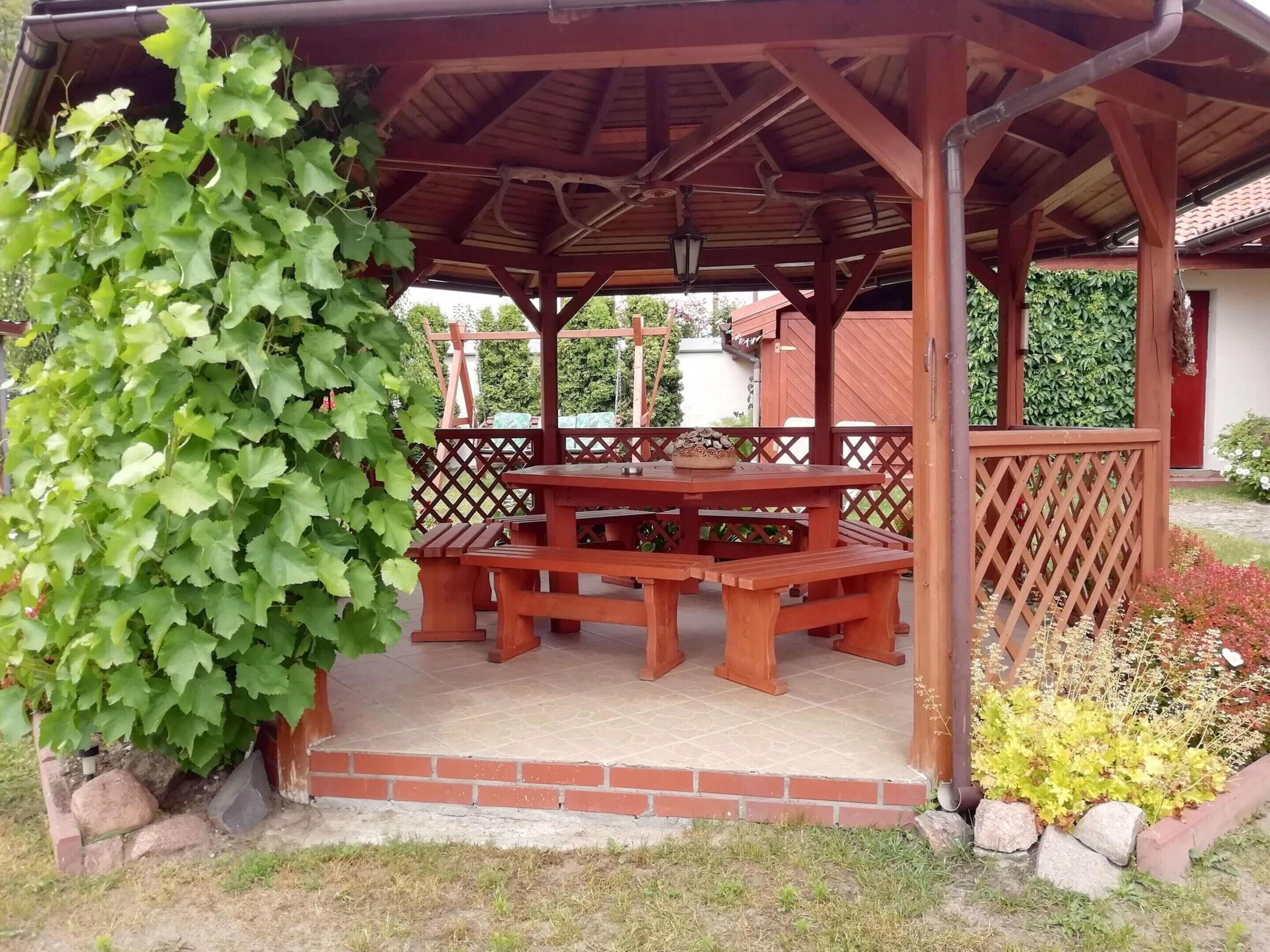 Egy fából készült, nyitott pavilon, melynek alapja téglából van, és rácsos korlát veszi körül. A pavilonban egy piknikasztal és padok találhatók.
