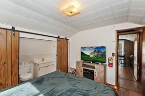 Cabin, Multiple Beds, Patio, Mountain View (2187) | 2 bedrooms, individually decorated, individually furnished, bed sheets