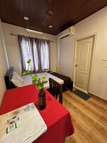 Quarto casal básico, 1 quarto, ar-condicionado | Escrivaninha, espaço de trabalho para notebook, Wi-Fi de cortesia