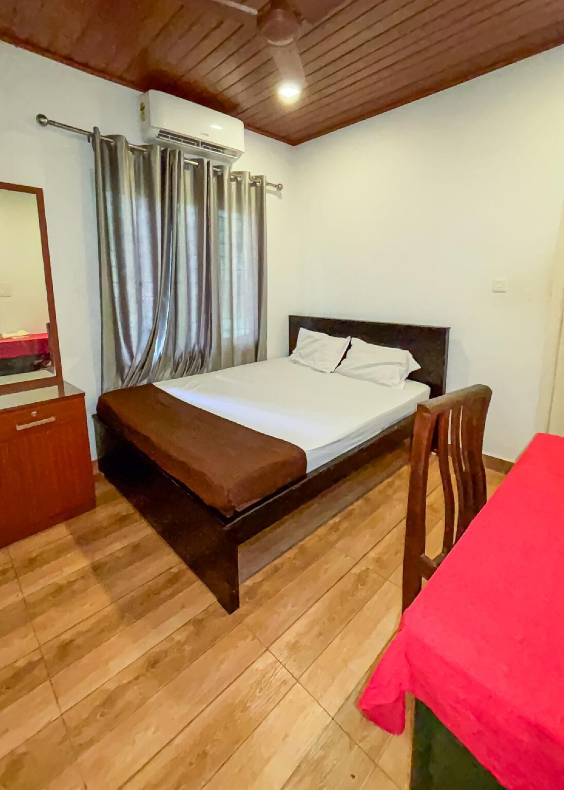 Deluxe-Doppelzimmer, 3 Schlafzimmer | Schreibtisch, laptopgeeigneter Arbeitsplatz, kostenloses WLAN