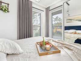 1 habitación, muebles diferentes y tabla de planchar con plancha 