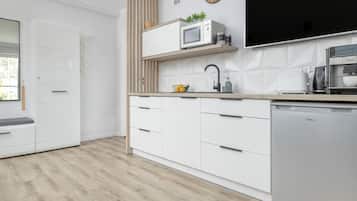 Appartement | Cuisine privée | Bouilloire électrique, grille-pain, chaise haute