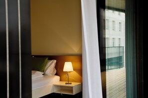 Quarto casal standard | Roupas de cama antialérgicas, escrivaninha