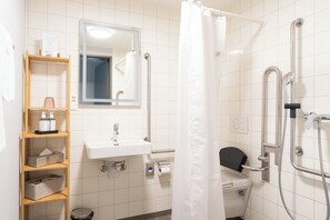 Superior Room, 1 Queen Bed, Mobility Accessible, Non Smoking | Bathroom | Shower, eco-friendly toiletries, hair dryer, towels