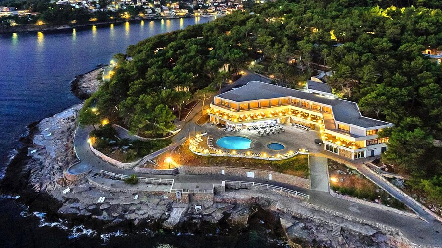 Elegant Resort Stay for 4 in Jelsa