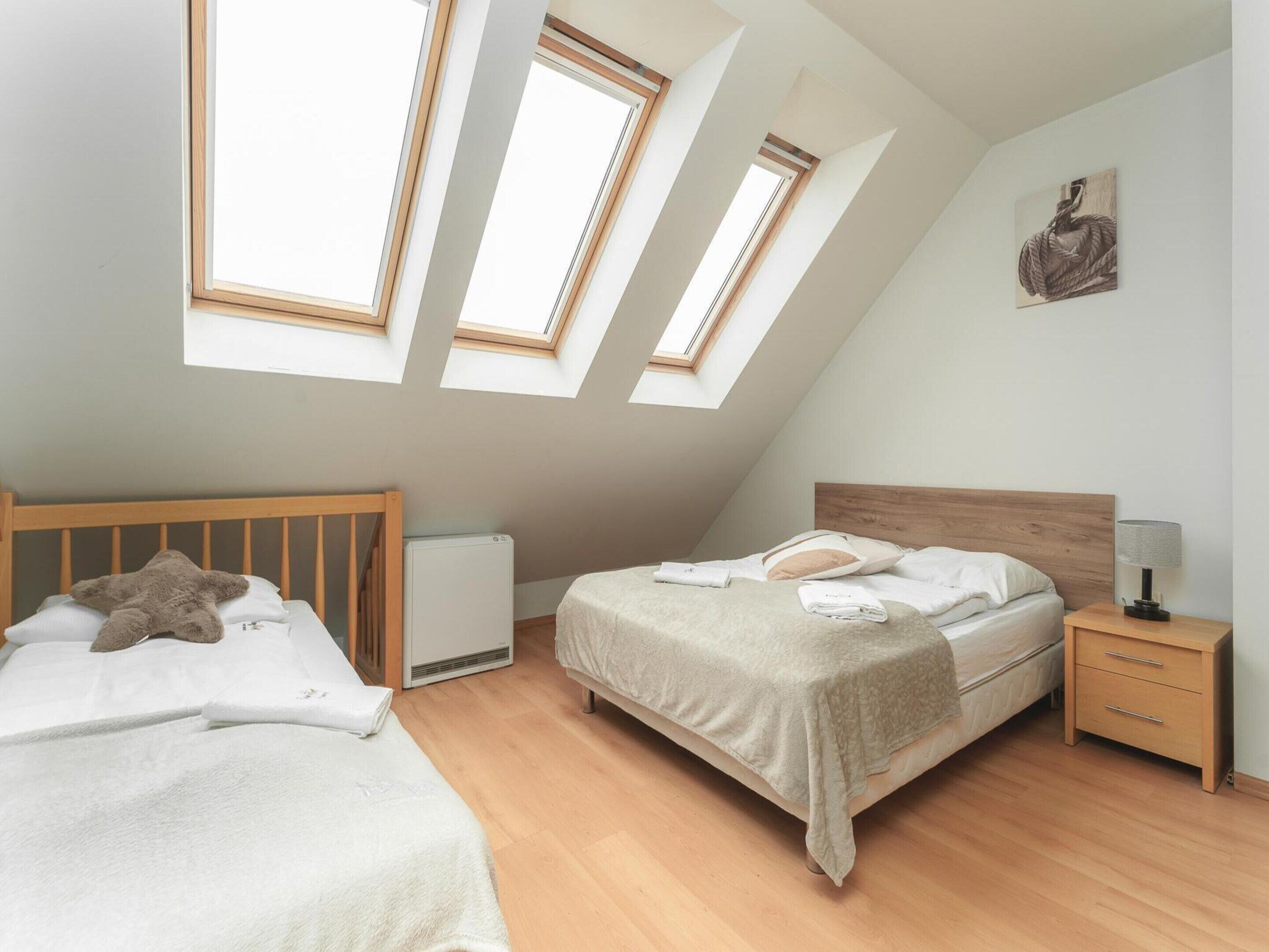 1 habitación, muebles diferentes y tabla de planchar con plancha 