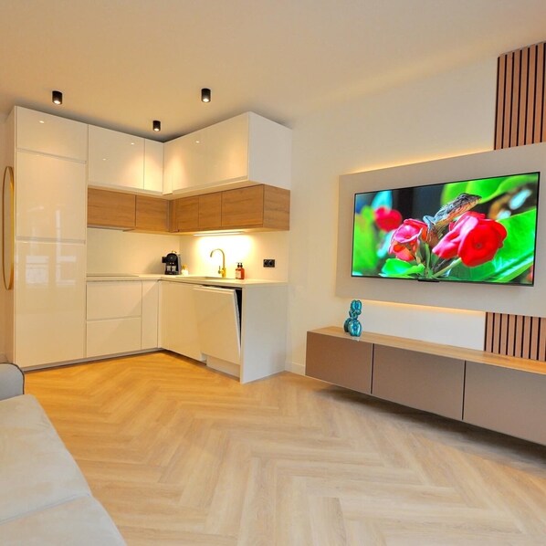 Smart-TV, Bücher, Stereoanlage