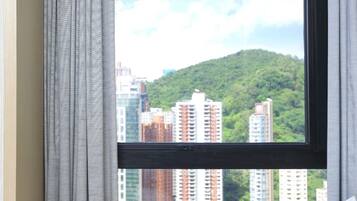 Cortinas blackout, wifi gratis y ropa de cama