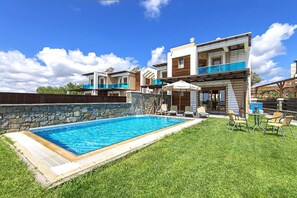 House | Pool | Indoor pool, outdoor pool - Holiday Home in Kiotari With a Barbecue (Rhodes)