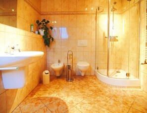 Apartment | Bathroom | Towels - Ferienwohnung, Parmen bei Feldberg (Nordwestuckermark)