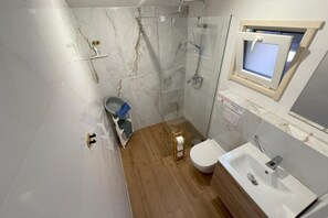 A bathroom with a shower, toilet, and sink. - New Houses Available Near the sea in Dziwnowek (Dziwnów)