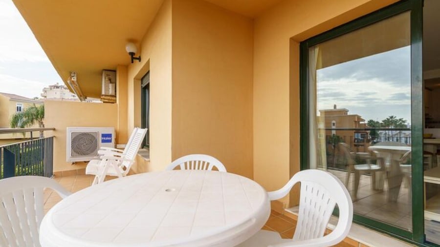 Apartment With Communal Pool