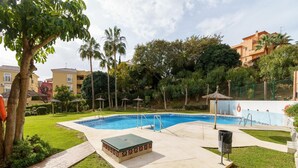 Una piscina al aire libre