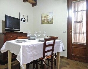 Apartment | Dining - Charming Agritourism in Tuscany (Lamporecchio)