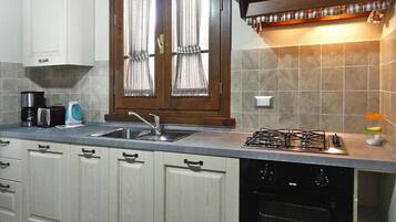 Apartemen | Dapur pribadi | Kursi makan untuk bayi