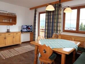 Apartment | Dining - Apartment in Hochkrimml Near Ski Slopes (Krimml)
