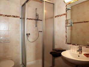 Apartment | Bathroom | Towels - Apartment in Hochkrimml Near Ski Slopes (Krimml)